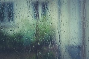 dementie en verdrietig zijn met regen op het raam